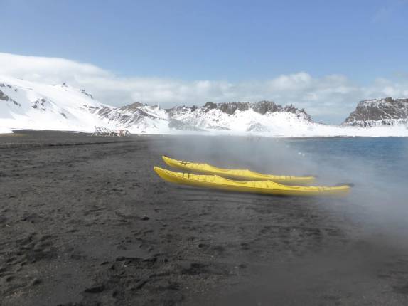 Nossos caiaques estacionados em meio ao vapor de água quente de origem vulcânica na praia de Deception Island, na Antártida
